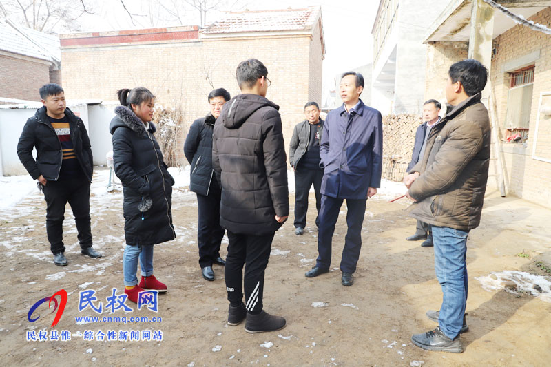 縣委常委、副縣長信木祥到白云寺鎮(zhèn)慰問困難學(xué)生家庭