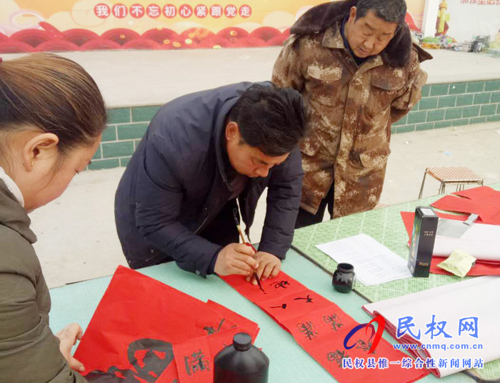 伯黨鄉(xiāng):義寫春聯(lián)頌黨恩 墨寶飄香暖人心 伯黨鄉(xiāng):義寫春聯(lián)頌黨恩 墨寶飄香暖人心
