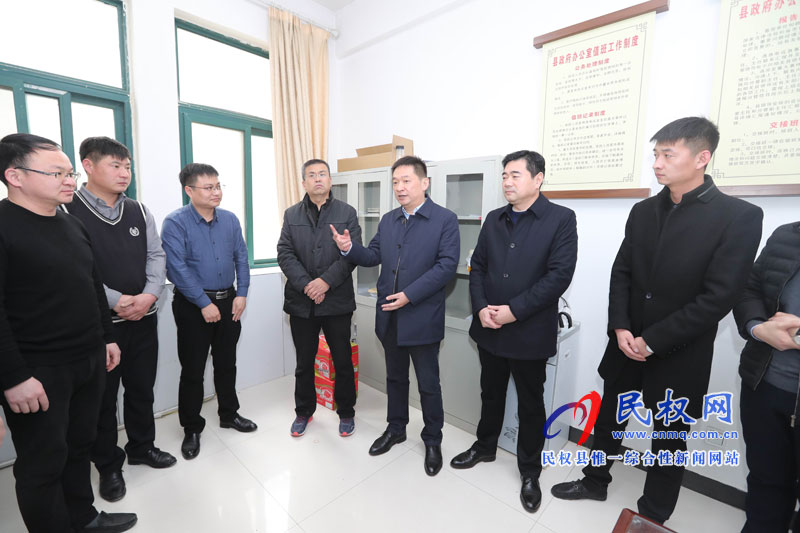 縣委常委、縣委辦公室主任孟亞松看望慰問春節(jié)期間值班人員