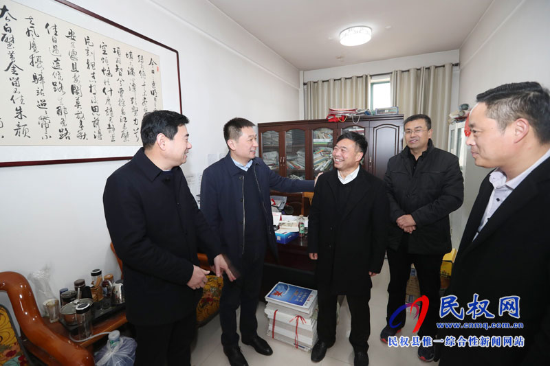 縣委常委、縣委辦公室主任孟亞松看望慰問春節(jié)期間值班人員