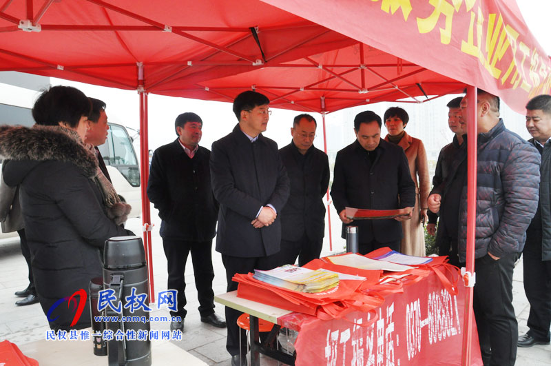 縣委副書記、縣長張團結(jié)查看節(jié)前招工宣傳工作
