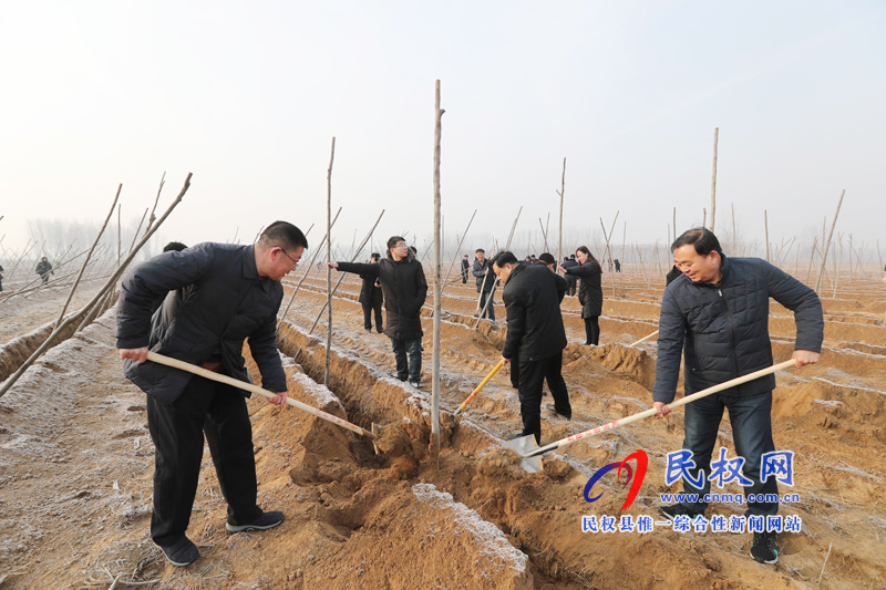 縣領(lǐng)導(dǎo)新春植樹添新綠 縣領(lǐng)導(dǎo)新春植樹添新綠