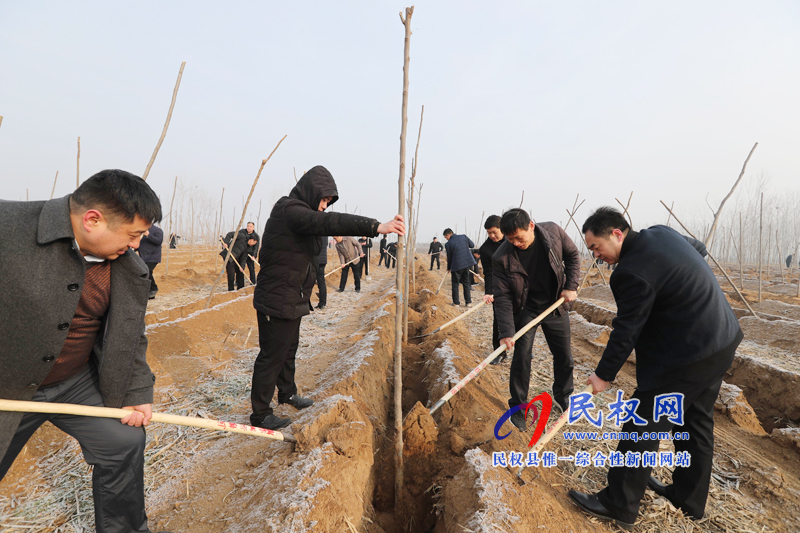縣領(lǐng)導(dǎo)新春植樹添新綠 縣領(lǐng)導(dǎo)新春植樹添新綠