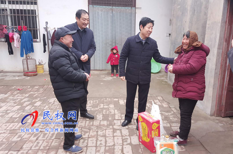 縣委常委、宣傳部長屠志遠(yuǎn)到莊子鎮(zhèn)召開脫貧攻堅(jiān)責(zé)任組長座談會(huì)并走訪慰問貧困戶