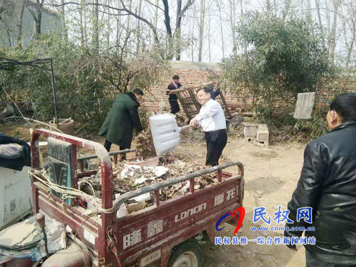 縣人防辦協(xié)助貧困戶整治村居環(huán)境衛(wèi)生 縣人防辦協(xié)助貧困戶整治村居環(huán)境衛(wèi)生
