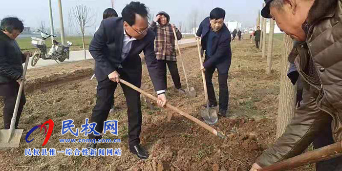 縣委常委、常務(wù)副縣長(zhǎng)李啟峰參加林七鄉(xiāng)2019年春季義務(wù)植樹(shù)活動(dòng)