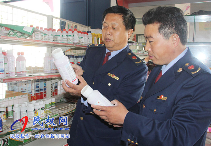 縣工商質(zhì)監(jiān)局開展春季農(nóng)資市場檢查 縣工商質(zhì)監(jiān)局開展春季農(nóng)資市場檢查