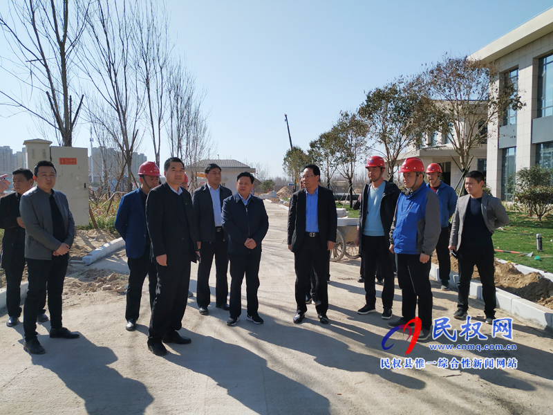 縣委常委、常務副縣長李啟峰查看代表團會場準備情況