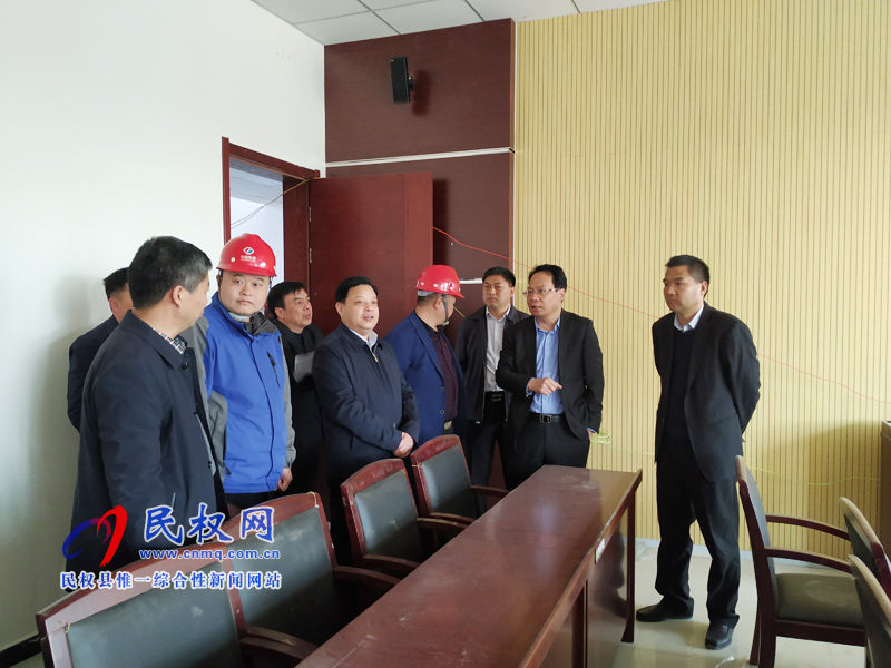 縣委常委、常務副縣長李啟峰查看代表團會場準備情況