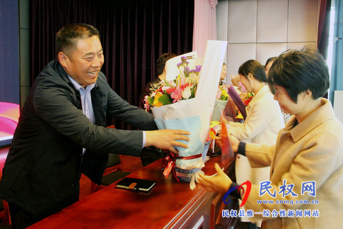 民權(quán)縣實(shí)驗(yàn)小學(xué)隆重表彰優(yōu)秀教師 民權(quán)縣實(shí)驗(yàn)小學(xué)隆重表彰優(yōu)秀教師