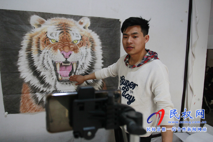 中國(guó)畫虎第一村：河南26歲小伙直播賣畫，一場(chǎng)賣出40多幅