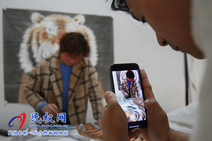 中國(guó)畫虎第一村：河南26歲小伙直播賣畫，一場(chǎng)賣出40多幅