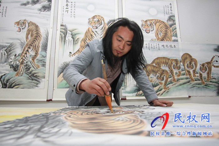 中國(guó)畫虎第一村：河南26歲小伙直播賣畫，一場(chǎng)賣出40多幅