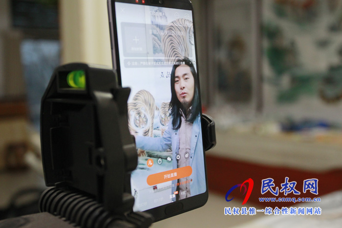 中國(guó)畫虎第一村：河南26歲小伙直播賣畫，一場(chǎng)賣出40多幅
