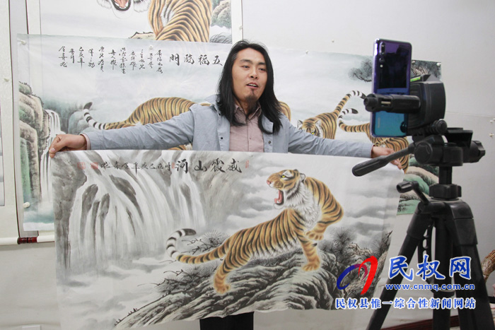 中國(guó)畫虎第一村：河南26歲小伙直播賣畫，一場(chǎng)賣出40多幅