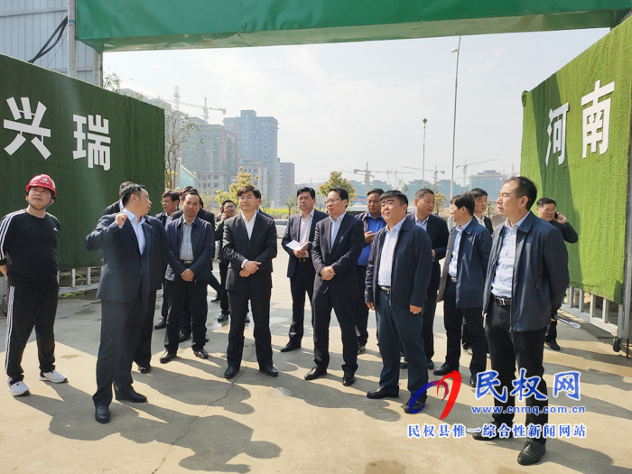 縣委副書記、縣長張團結查看我縣城區(qū)拆遷和安置房建設工作