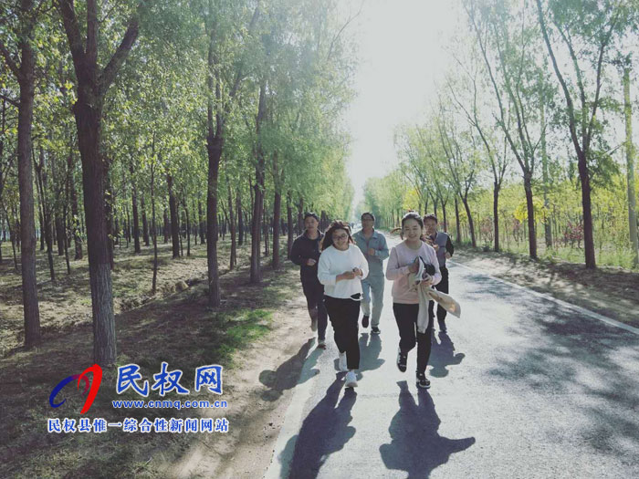 申甘林帶徒步行?強(qiáng)身健體愉身心 申甘林帶徒步行?強(qiáng)身健體愉身心