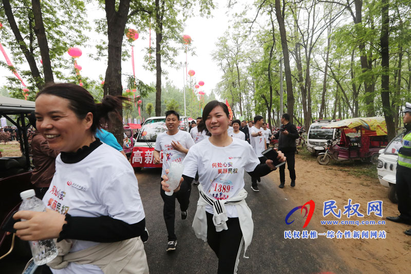 “多彩槐林?魅力民權(quán)”彩虹跑激情“開跑” “多彩槐林?魅力民權(quán)”彩虹跑激情“開跑”
