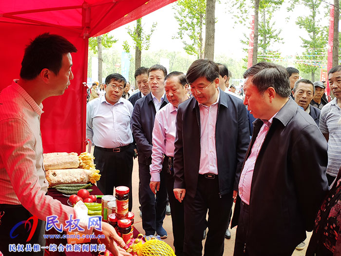 民革省委主委、省政協(xié)副主席李英杰蒞民察看“槐花節(jié)”系列活動(dòng)