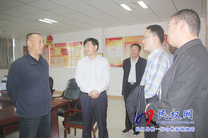人民日報河南分社采編中心主任馬躍峰一行到我縣調(diào)研 人民日報河南分社采編中心主任馬躍峰一行到我縣調(diào)研