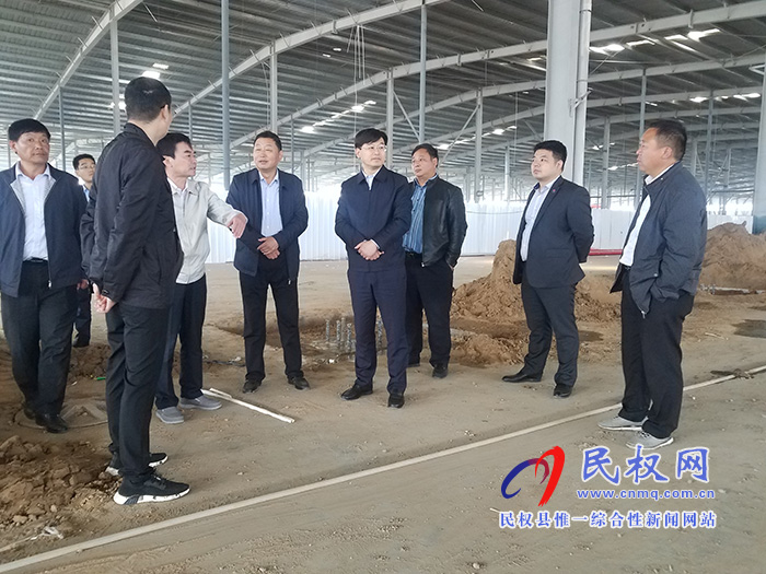 縣委副書記、縣長張團(tuán)結(jié)查看我縣企業(yè)生產(chǎn)和建設(shè)工作