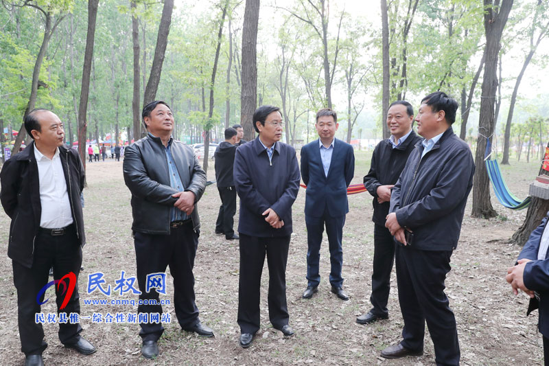 市人大常委會副主任、民權(quán)縣委書記姬脈常察看槐花節(jié)系列活動開展情況
