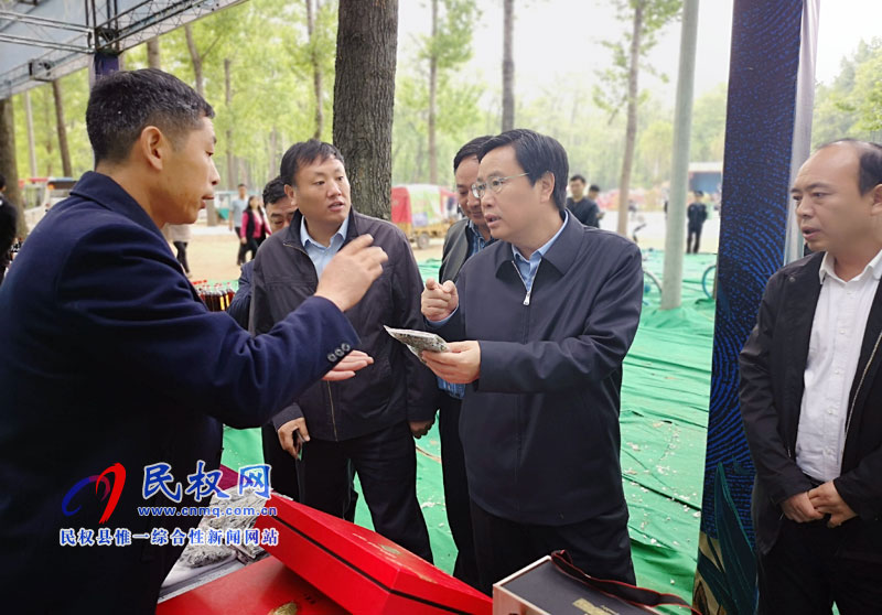 市人大常委會副主任、民權(quán)縣委書記姬脈常察看槐花節(jié)系列活動開展情況