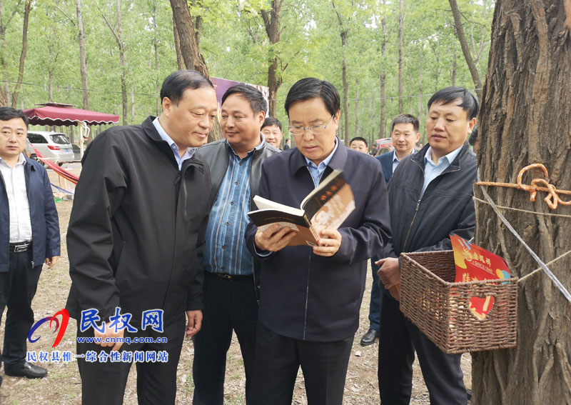 市人大常委會副主任、民權(quán)縣委書記姬脈常察看槐花節(jié)系列活動開展情況