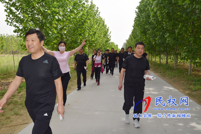 民權(quán)縣糧食收儲(chǔ)中心慶祝新中國(guó)成立70周年“放飛心情，健行健康”徒步行