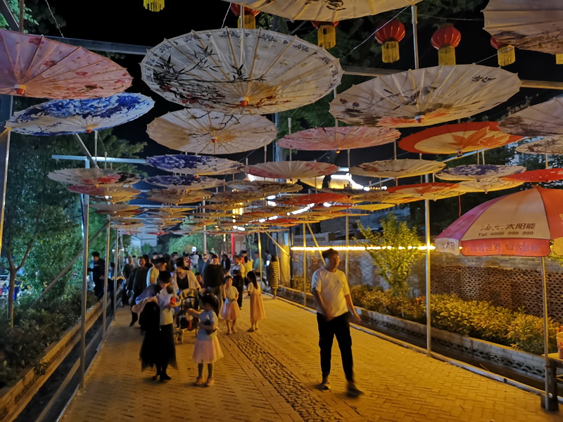 花園鄉(xiāng)趙洪坡村“夜游模式”備受游客追捧 花園鄉(xiāng)趙洪坡村“夜游模式”備受游客追捧