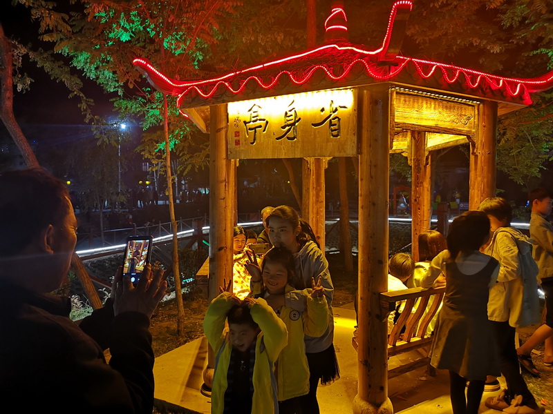花園鄉(xiāng)趙洪坡村“夜游模式”備受游客追捧 花園鄉(xiāng)趙洪坡村“夜游模式”備受游客追捧