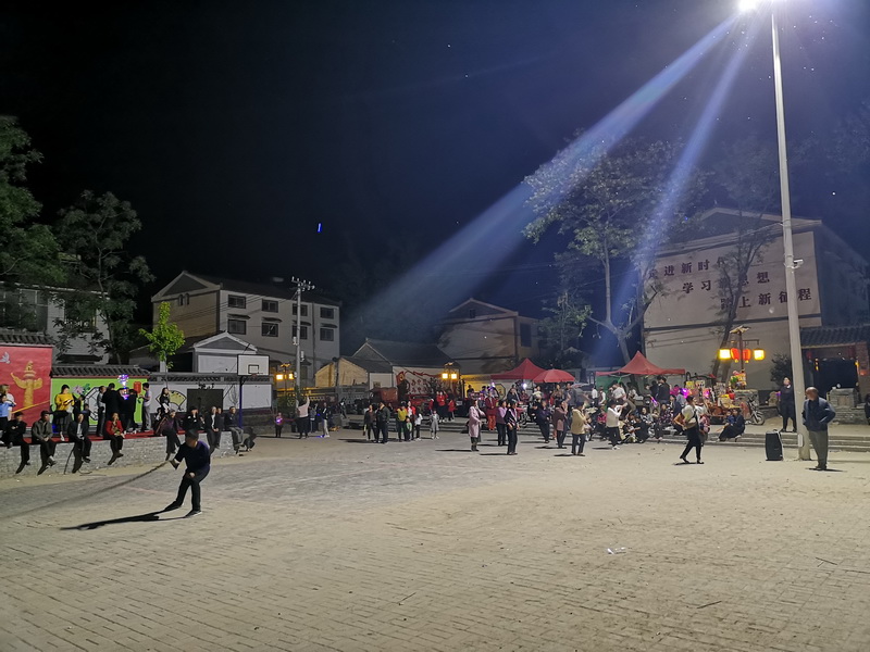 花園鄉(xiāng)趙洪坡村“夜游模式”備受游客追捧 花園鄉(xiāng)趙洪坡村“夜游模式”備受游客追捧