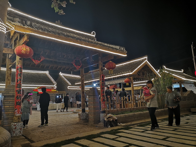 花園鄉(xiāng)趙洪坡村“夜游模式”備受游客追捧 花園鄉(xiāng)趙洪坡村“夜游模式”備受游客追捧