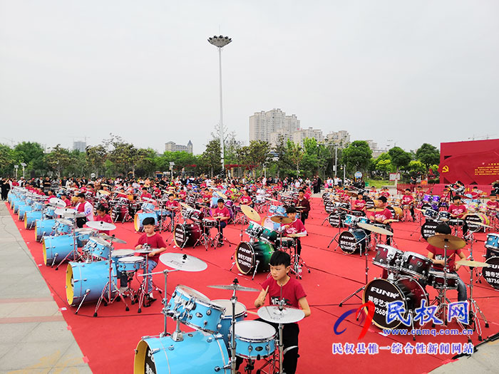 迎祖國70華誕，70名小鼓手共奏《鼓舞中國》