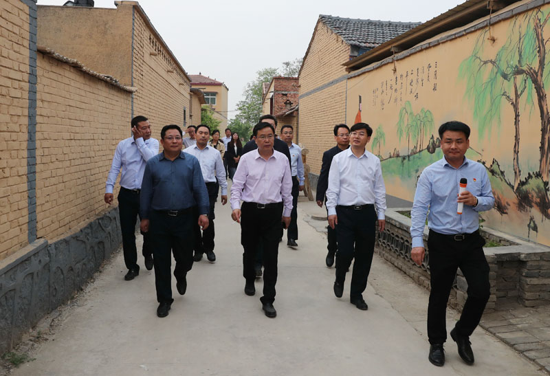 市人大常委會副主任、民權縣委書記姬脈常，縣委副書記、縣長張團結帶隊到永城市考察鄉(xiāng)村旅游和美麗鄉(xiāng)村建設