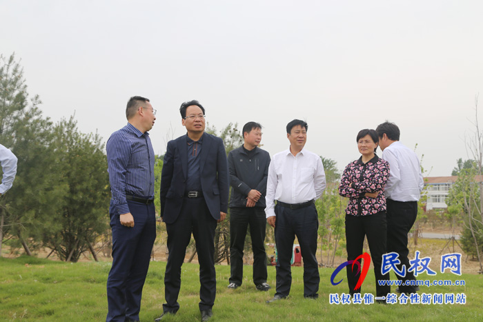縣委常委、常務(wù)副縣長李啟峰查看我縣綠化和重點(diǎn)拆遷工作