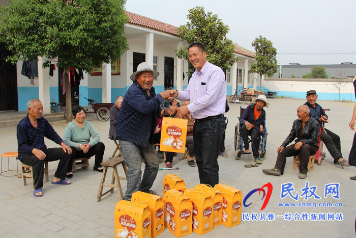 雙塔鎮(zhèn)愛心人士慰問敬老院五保老人 雙塔鎮(zhèn)愛心人士慰問敬老院五保老人