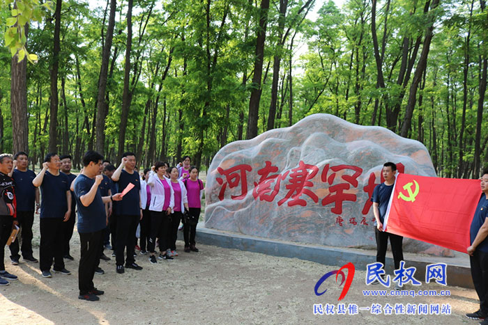 “保障民生 健康同行”縣人社局與縣醫(yī)保局?jǐn)y手開(kāi)展徒步競(jìng)賽活動(dòng) “保障民生 健康同行”縣人社局與縣醫(yī)保局?jǐn)y手開(kāi)展徒步競(jìng)賽活動(dòng)