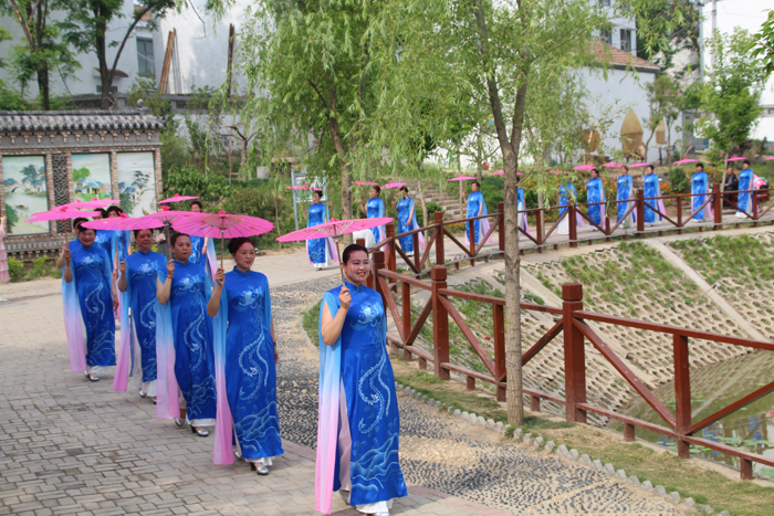 民權(quán)縣:女子模特亮相民俗文化村 民權(quán)縣:女子模特亮相民俗文化村
