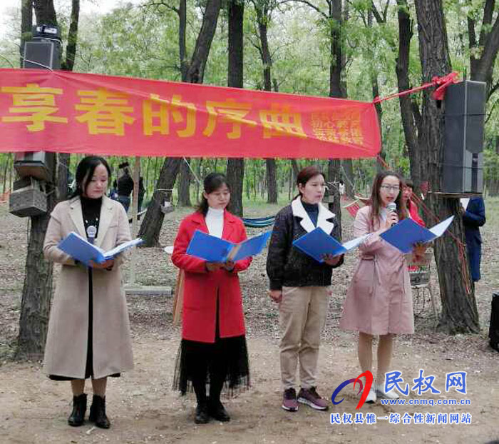 縣文藝志愿者開展春日經(jīng)典誦讀活動 縣文藝志愿者開展春日經(jīng)典誦讀活動