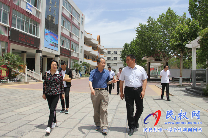 民權(quán)縣實(shí)驗(yàn)小學(xué)迎來“河南省卓越家長學(xué)?！彬?yàn)收檢查
