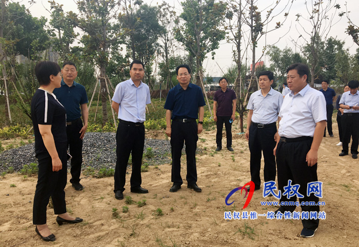縣委常委、常務(wù)副縣長李啟峰查看我縣創(chuàng)建國家園林城市工作開展情況