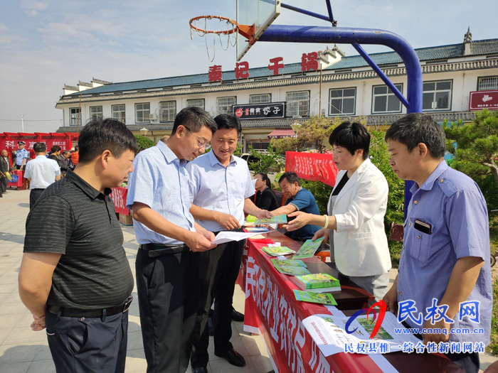 民權(quán):“四下鄉(xiāng)”暨“科技活動(dòng)周”活動(dòng) ?服務(wù)群眾零距離 民權(quán):“四下鄉(xiāng)”暨“科技活動(dòng)周”活動(dòng) ?服務(wù)群眾零距離