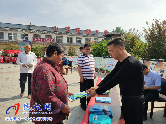 民權(quán):“四下鄉(xiāng)”暨“科技活動(dòng)周”活動(dòng) ?服務(wù)群眾零距離 民權(quán):“四下鄉(xiāng)”暨“科技活動(dòng)周”活動(dòng) ?服務(wù)群眾零距離