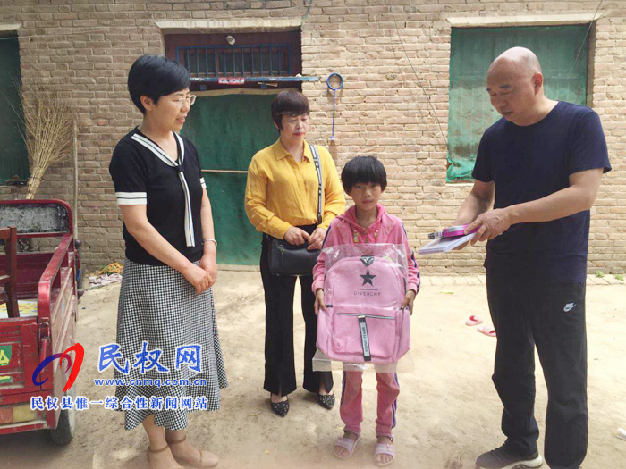 民權(quán)縣總工會(huì)到白云寺鎮(zhèn)柏木崗村慰問留守兒童 民權(quán)縣總工會(huì)到白云寺鎮(zhèn)柏木崗村慰問留守兒童