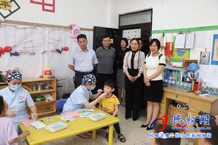 民權(quán)縣政協(xié)領(lǐng)導(dǎo)蒞臨民權(quán)縣幼兒園開展關(guān)愛兒童口腔健康活動(dòng) 民權(quán)縣政協(xié)領(lǐng)導(dǎo)蒞臨民權(quán)縣幼兒園開展關(guān)愛兒童口腔健康活動(dòng)