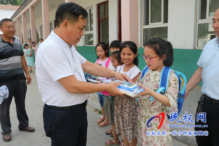 縣人社局走訪慰問(wèn)貧困留守兒童 縣人社局走訪慰問(wèn)貧困留守兒童