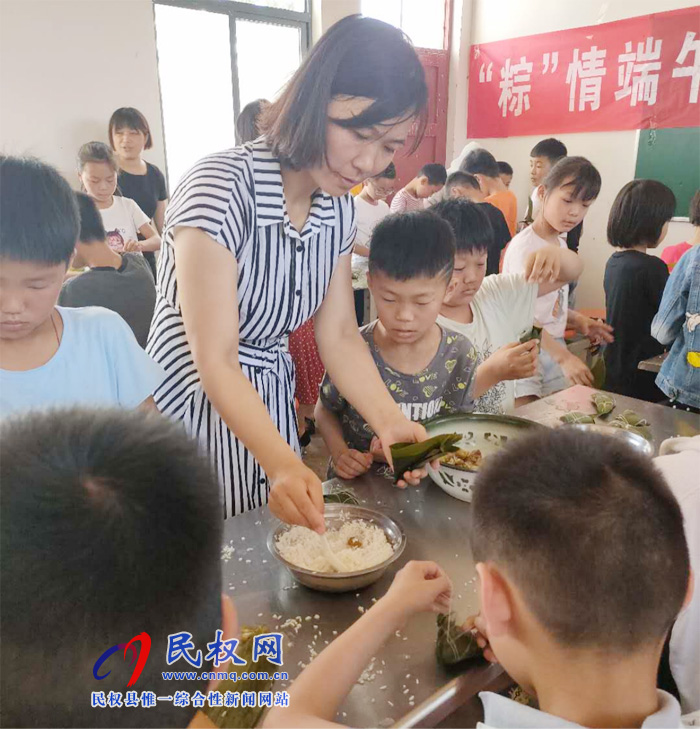 團縣委聯(lián)合林七鄉(xiāng)中心校組織開展“‘粽’情端午‘青’暖留守兒童”活動 團縣委聯(lián)合林七鄉(xiāng)中心校組織開展“‘粽’情端午‘青’暖留守兒童”活動