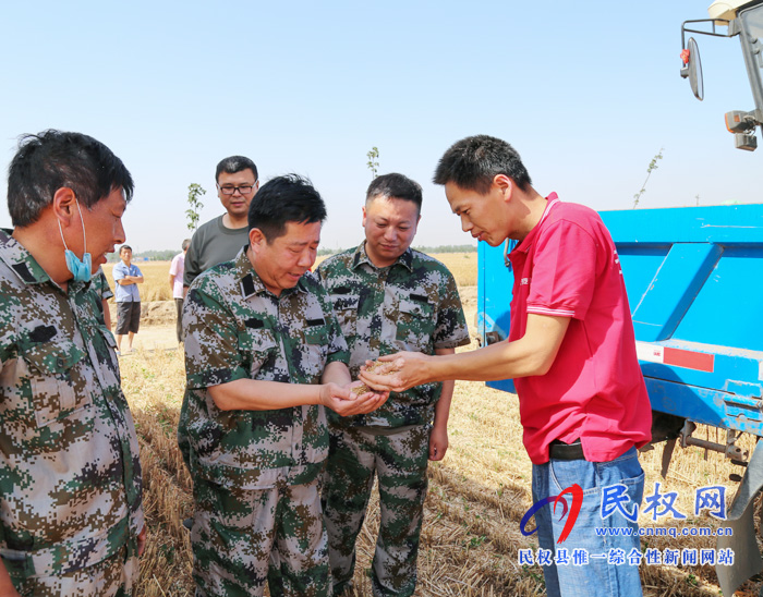 人和鎮(zhèn)黨政領(lǐng)導(dǎo)慰問“三夏”生產(chǎn)工作人員 人和鎮(zhèn)黨政領(lǐng)導(dǎo)慰問“三夏”生產(chǎn)工作人員