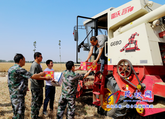 人和鎮(zhèn)黨政領(lǐng)導(dǎo)慰問“三夏”生產(chǎn)工作人員 人和鎮(zhèn)黨政領(lǐng)導(dǎo)慰問“三夏”生產(chǎn)工作人員